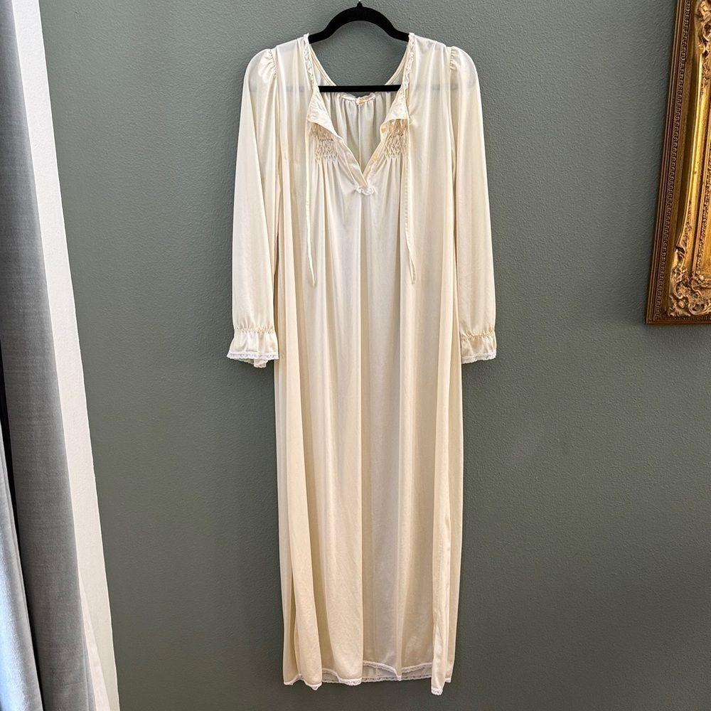 Vintage Barbizon Sz M/L Long Cream Smocked Nightgown with Lace Trim